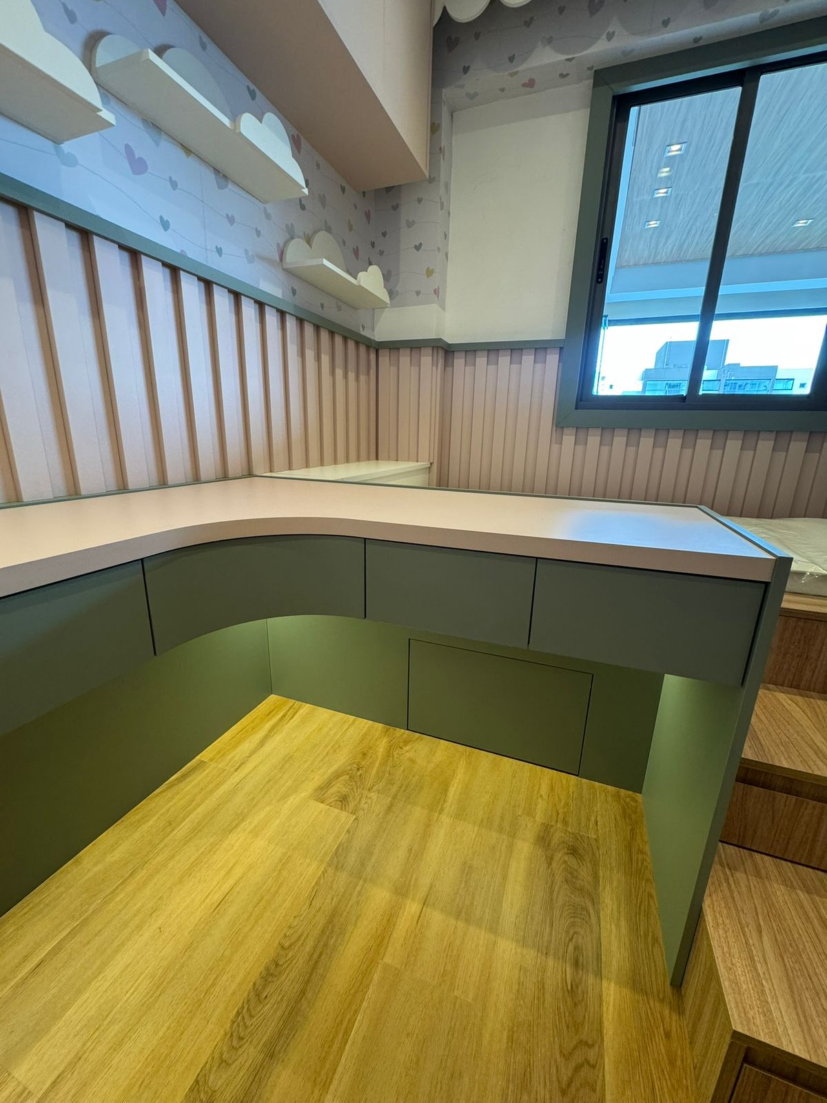 Quarto infantil com marcenaria orgânica em verde sage e formas curvas